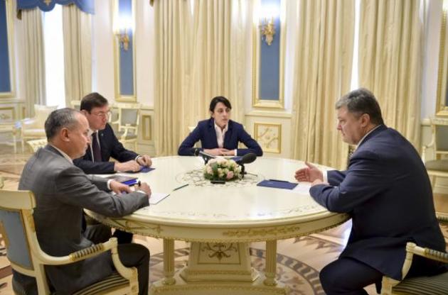 Керівники силових відомств провели нараду у Порошенка і озвучили перші версії