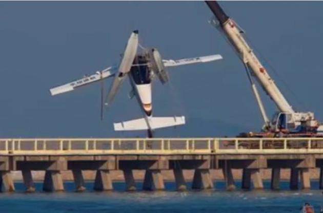 Гидроплан на скорости врезался в мост