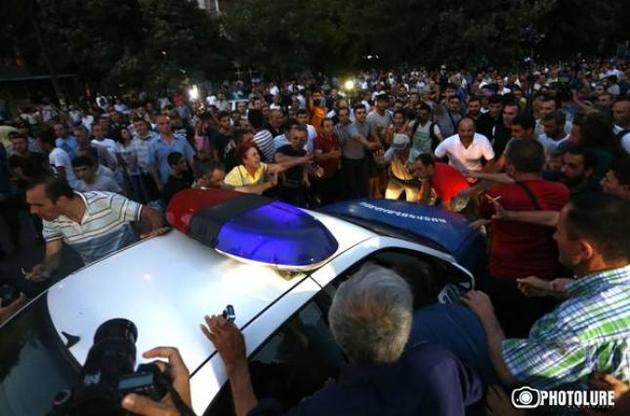 У Єревані збили поліцейський безпілотник і спалили автомобіль