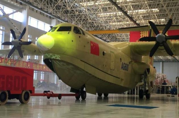 Размах крыла самолета составляет 39 метров