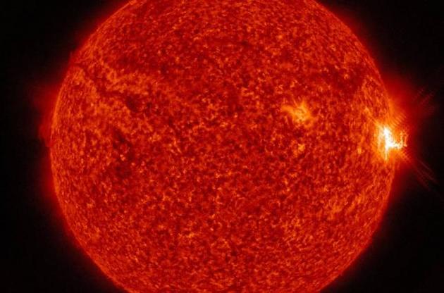 NASA опубликовало снимок вспышек на Солнце