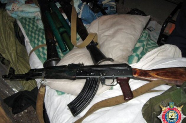 На &quot;черный рынок&quot; начала попадать оружие из зоны АТО.