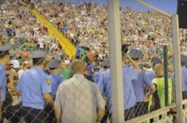 Правоохранители и фанаты сошлись на беговой дорожке