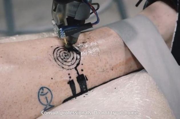 Промышленного робота научили наносить татуировки на кожу человека