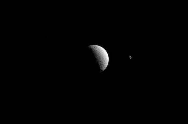 Cassini получила снимок Тефии и Гипериона