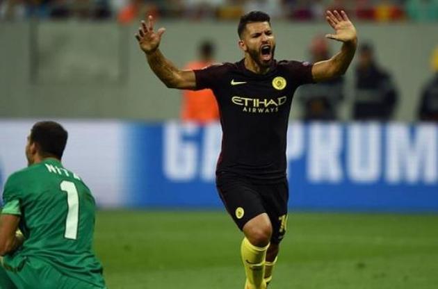 Агуэро не забил два пенальти, но оформил хет-трик