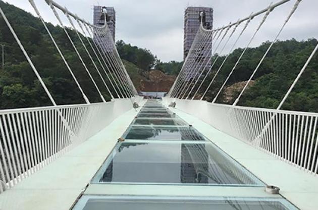 В Китае откроют для туристов самый длинный в мире стеклянный мост