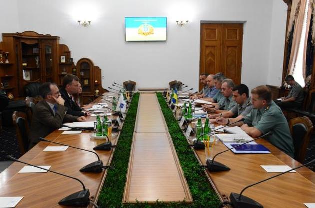 Муженко і Хуг обговорили ситуацію в зоні проведення антитерористичної операції