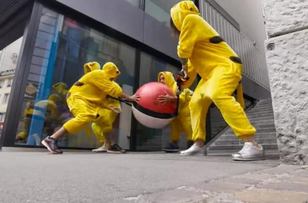 Пікачу ловлять гравців у Pokemon Go за допомогою покеболів