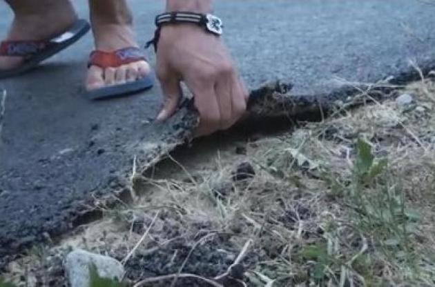 На Буковине новый асфальт стоимостью 1,5 млн грн можно сорвать голыми руками