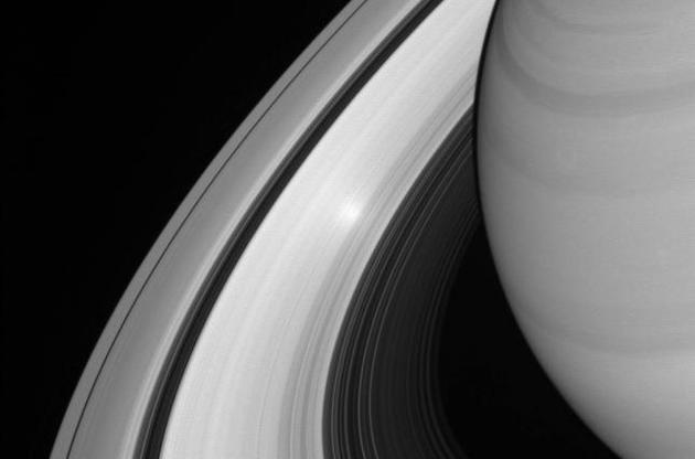 NASA опубликовало снимок пятна света на кольце Сатурна