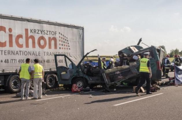 В Польше погибли пять человек в столкновении украинского автобуса и грузовика