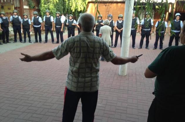 Омонівці посадили активістів в автозак