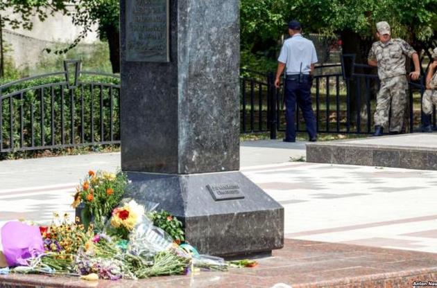Жители оккупированного Крыма в честь Дня Независимости возложили цветы к памятнику Шевченко