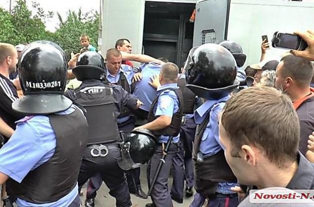В райцентре на Николаевщине местные жители пытались штурмовать отделение полиции