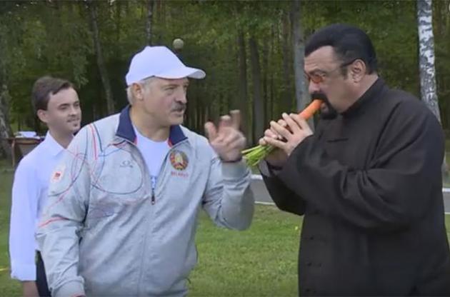 Лукашенко угостил актера Сигала морковкой
