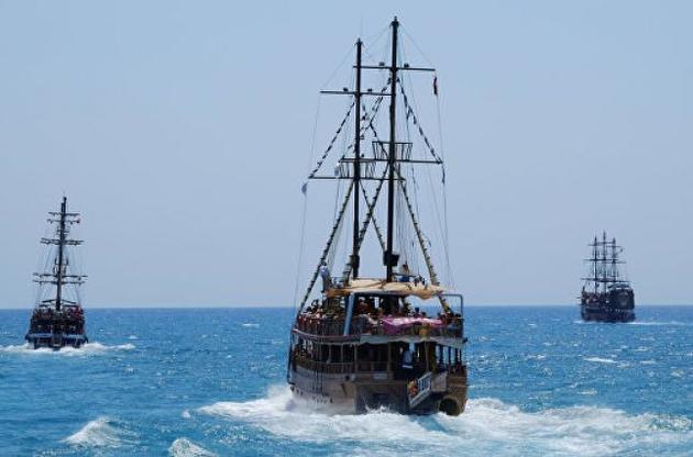 У берегов турецкой Антальи перевернулось судно с туристами
