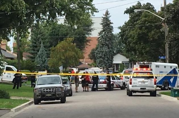 Поліція оточила район, в якому стався злочин