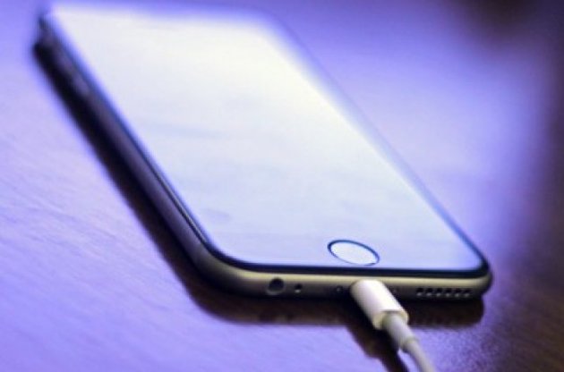 Apple может в 2017 году выпустить iPhone без кнопки "домой" - СМИ