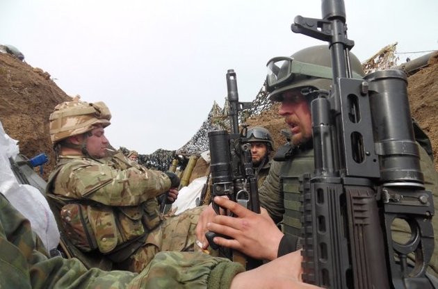В зоні АТО за добу поранені семеро українських військових і прикордонник