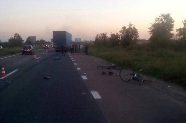 Вантажівка зіткнулася з юними велосипедистами під Броварами