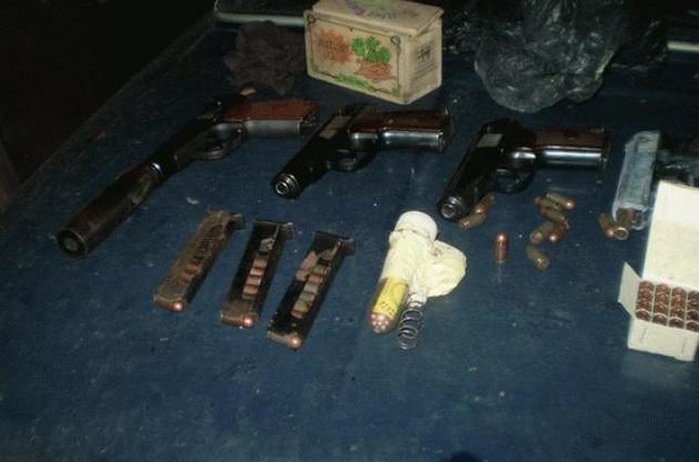 Во время обыска у одного из фигурантов дела было изъято несколько единиц огнестрельного оружия, большое количество патронов, деньги