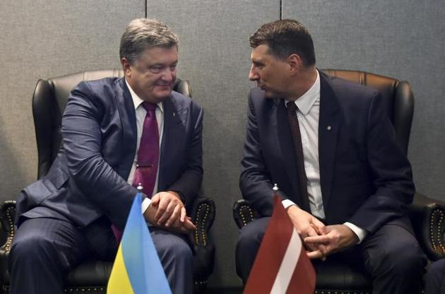 Порошенко попросил президента Латвии помочь вернуть конфискованные "деньги Арбузова"