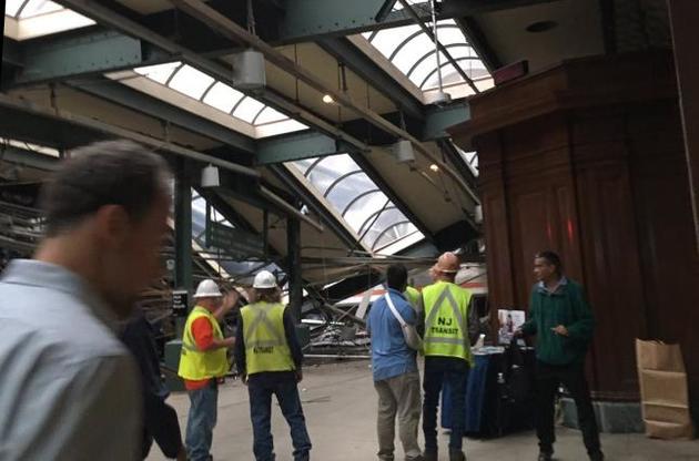 Потяг протаранив станцію в годину пік.