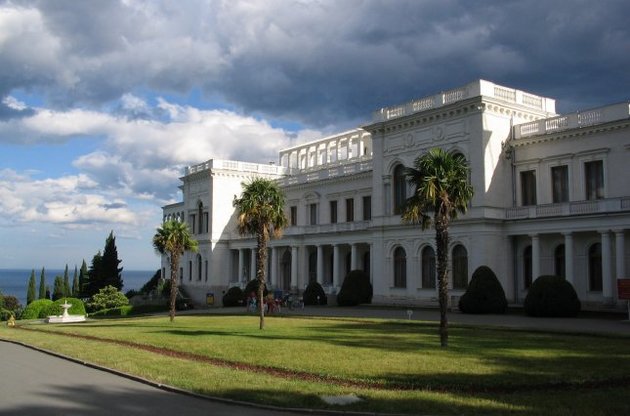 Недалеко від Лівадії затонув плавучий кран