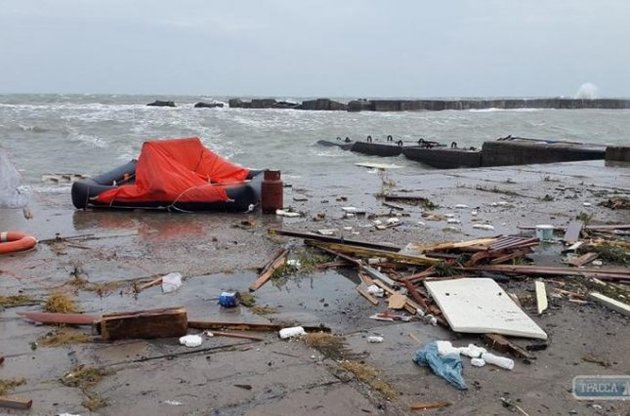 В Одесі біля Морвокзалу під час шторму затонув приватна яхта