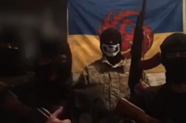 Люди в масках і на тлі українського прапора хочуть, щоб відповідальність за вбивство "Мотороли" поклали на них