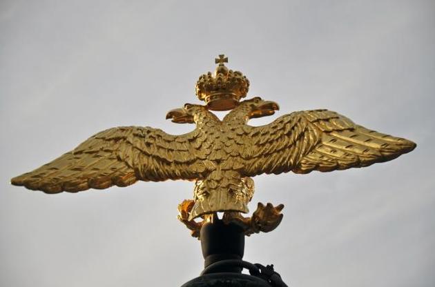 Западу стоит помнить уроки Холодной войны и вернуться к политике сдерживания агрессивной России.