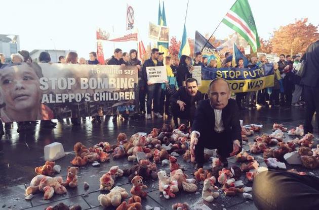 На акции были флаги Сирии, Украины, Ичкерии и плакат &quot;прекратите бомбить детей Алеппо&quot;