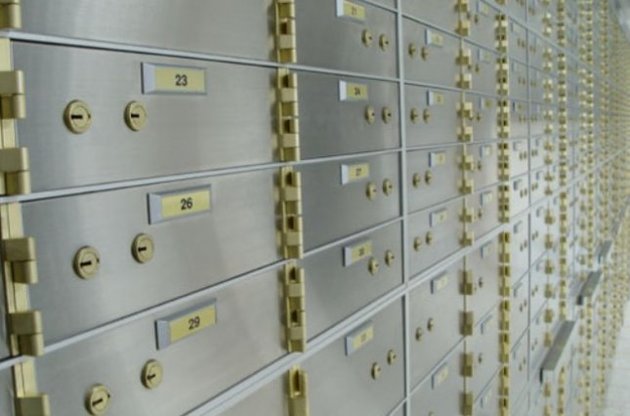 Поки Онищенко переховується за кордоном, НАБУ відбирає гроші у його друзів