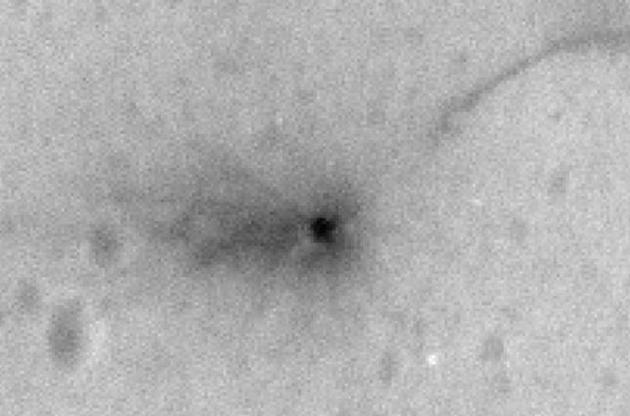 Дослідники не можуть пояснити появу темної лінії біля ударного кратера