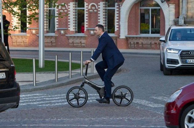 Кличко порівняв свої сім велосипедів з сезонним взуттям