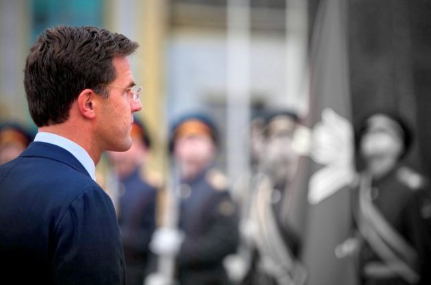 Премьер пытается выиграть время, которое ему требуется, чтобы договориться с Брюсселем об уступках.