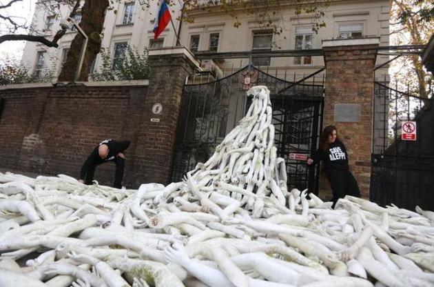 Посольство РФ в Лондоне забросали пластиковыми конечностями
