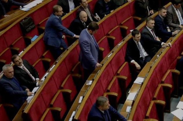 Під час голосування Яценко голосував за себе та натиснув на кнопки і на двох порожніх місцях поруч