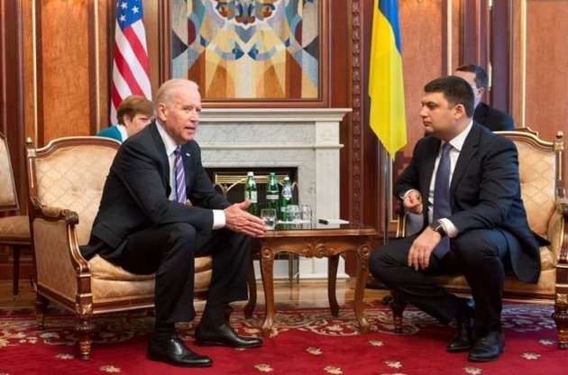 Гройсман обсудил с Байденом е-декларирование и помощь США Украине