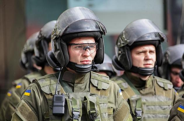 Бійцям Нацгвардії України запропонували змінити "крапові" берети на сині