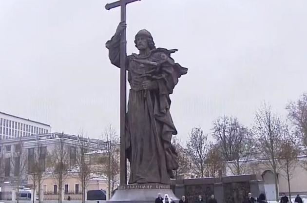 В Росії наполягають, що поява в Москві пам'ятника київському князю не має політичного підтексту, але він вочевидь є.