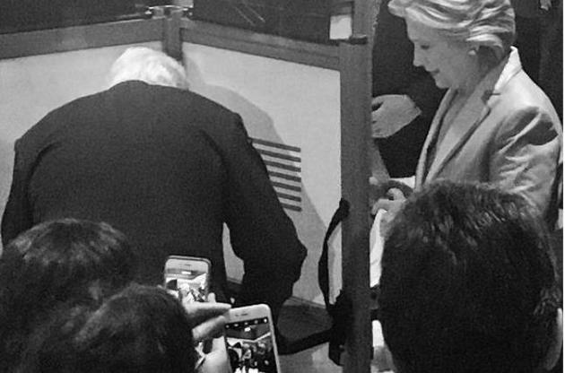 Гілларі і Білл Клінтони проголосували на виборах президента США.