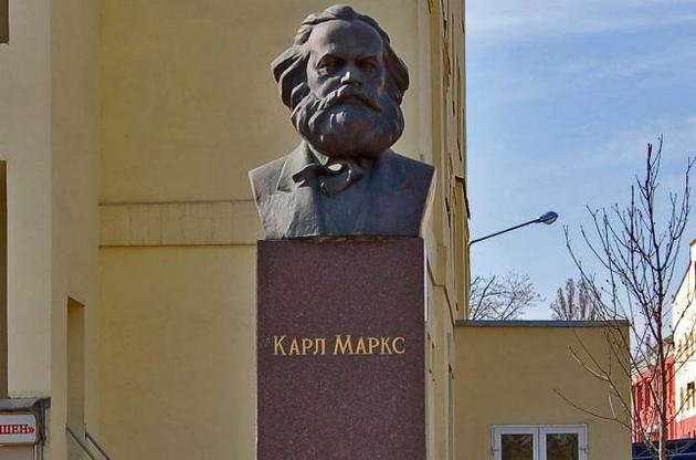 Від київської фабрики Порошенка вимагають прибрати пам'ятник Карлу Марксу