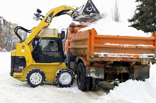 На борьбу со снегом во Львове было мобилизовано 22 единицы техники