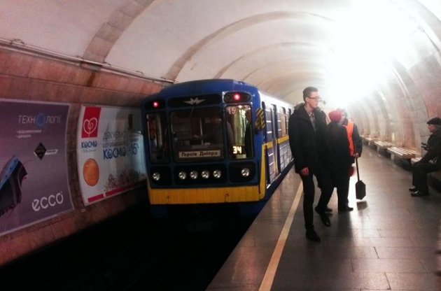 Київський метрополітен прибрав половину реклами всередині вагонів
