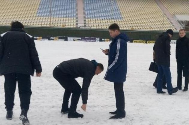 Газон на "Юбилейном" покрыт снегом