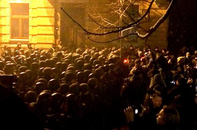 Здание Администрации президента охраняло две шеренги силовиков