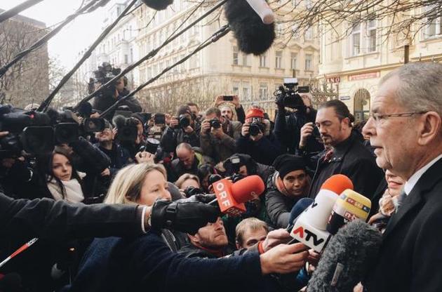 На выборах президента Австрии побеждает бывший лидер "зеленых" Ван дер Беллен