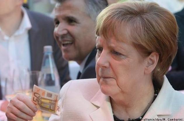 Меркель шкодує про відставку Ренці